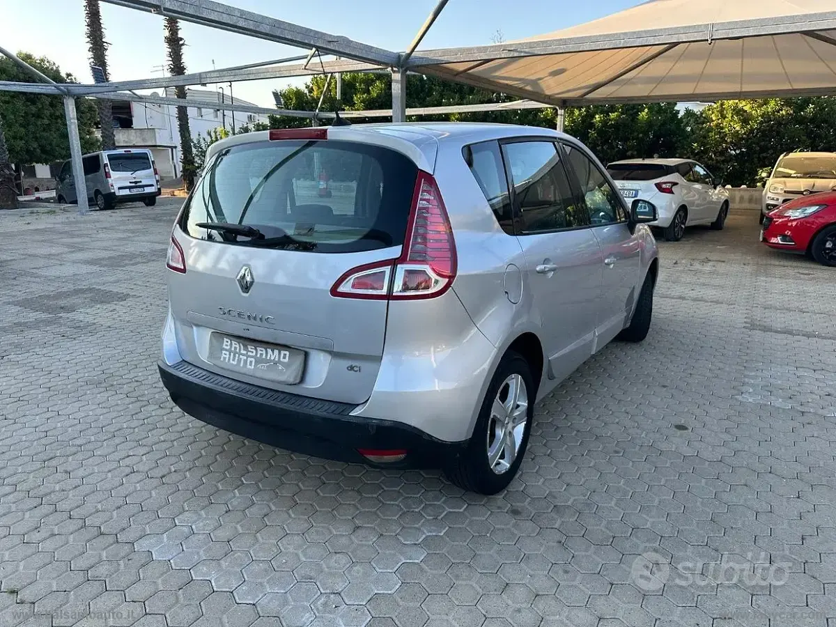 Usata Renault Scénic 110 CV (80 kW) 2010 Argento Monovolume