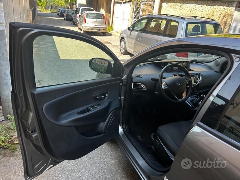 Usata Lancia Ypsilon Gold 69 CV (50 kW) 2019 Bronzo Utilitaria