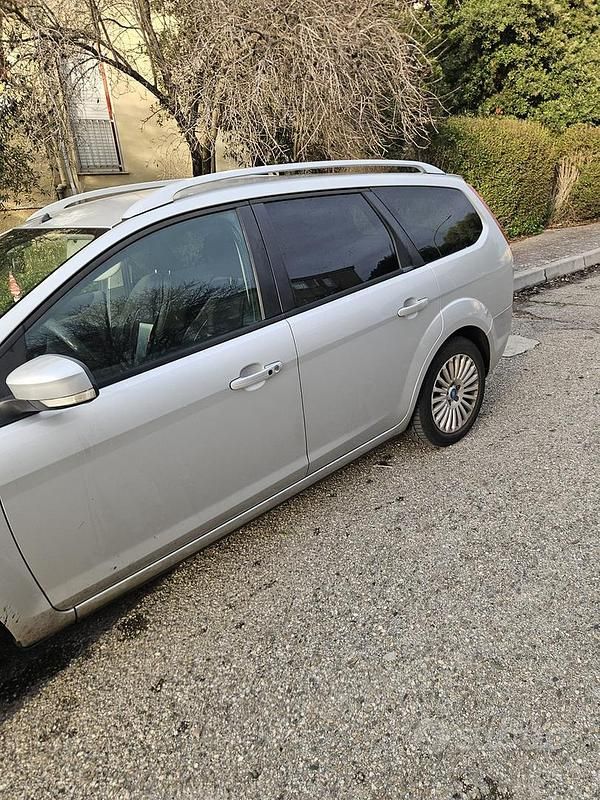 Usata Ford Focus 120 CV (88 kW) 2011 Grigio Station wagon
