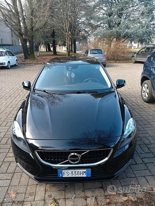 Usata Volvo V40 122 CV (89 kW) 2018 Nero Berlina