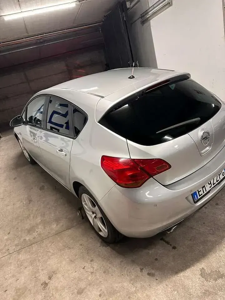 Usata Opel Astra 140 CV (102 kW) 2012 Argento Berlina