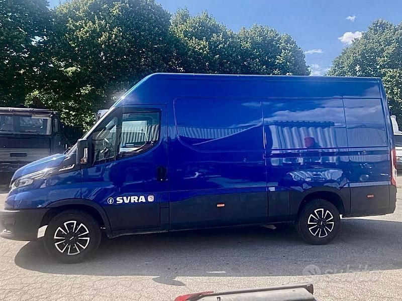 Usata Iveco Daily 136 CV (100 kW) 2020 Blu Berlina