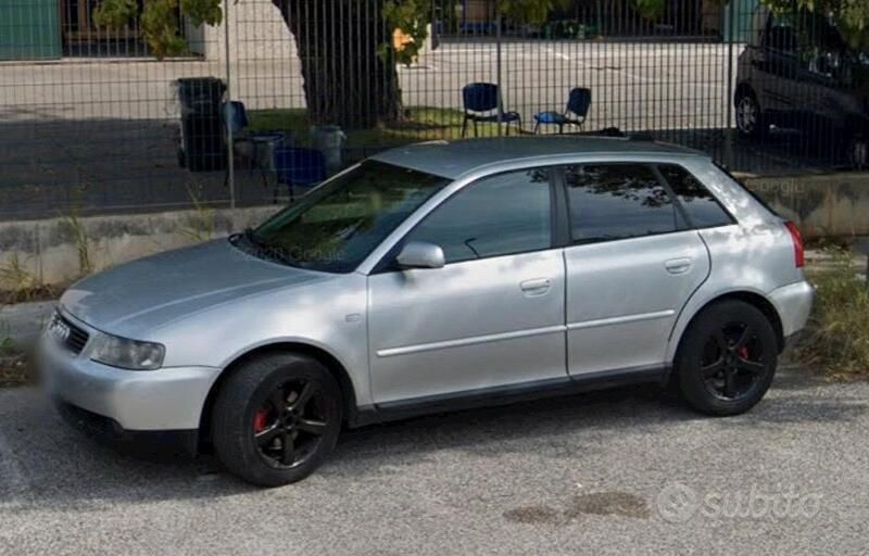 Grigio Usata 2002 Audi A3 Tre volumi | 1300 € (Buon prezzo) - Immagine 1/4