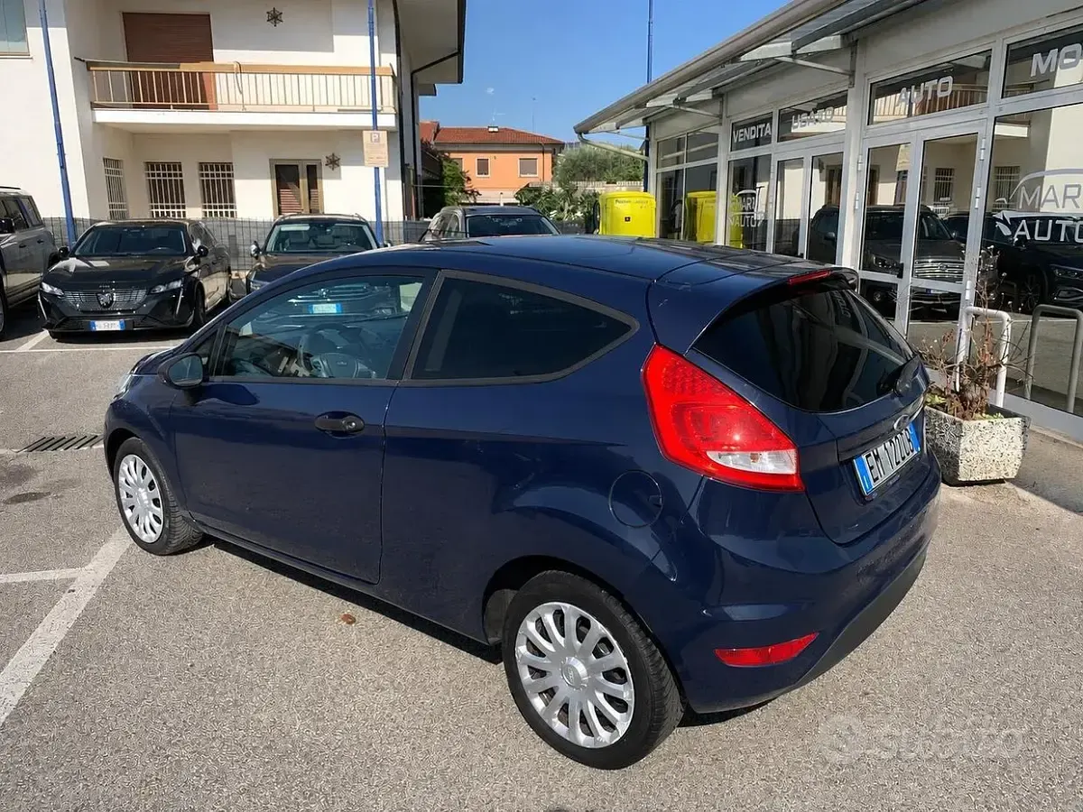 Usata Ford Fiesta 71 CV (52 kW) 2012 Bluazzurro Berlina