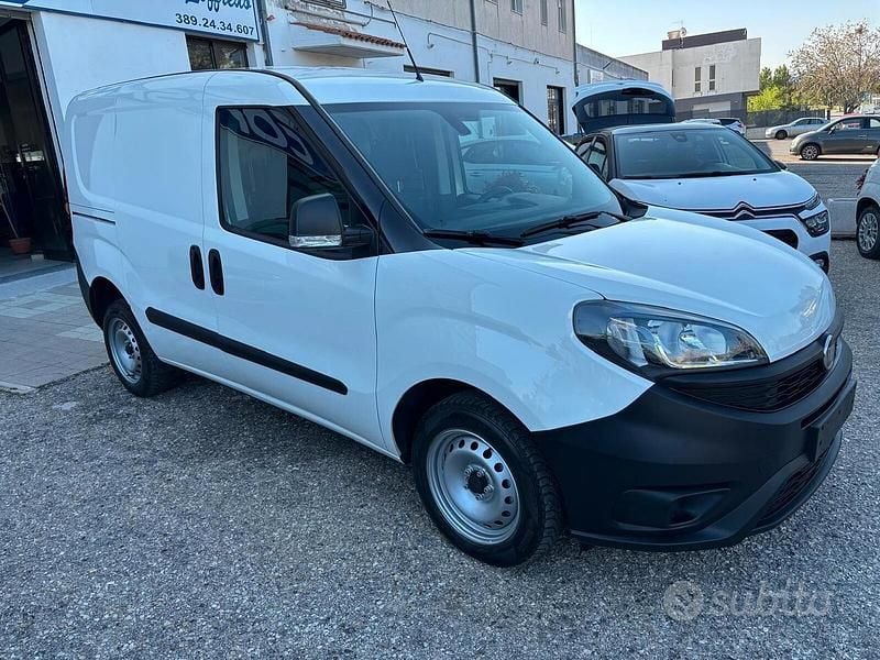 Begagnad Fiat Doblò S 105 HK (77 kW) 2022 Vit Minibuss