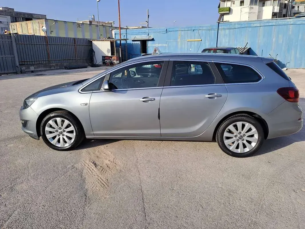 Usata Opel Astra Cosmo 110 CV (80 kW) 2014 Argento Station wagon