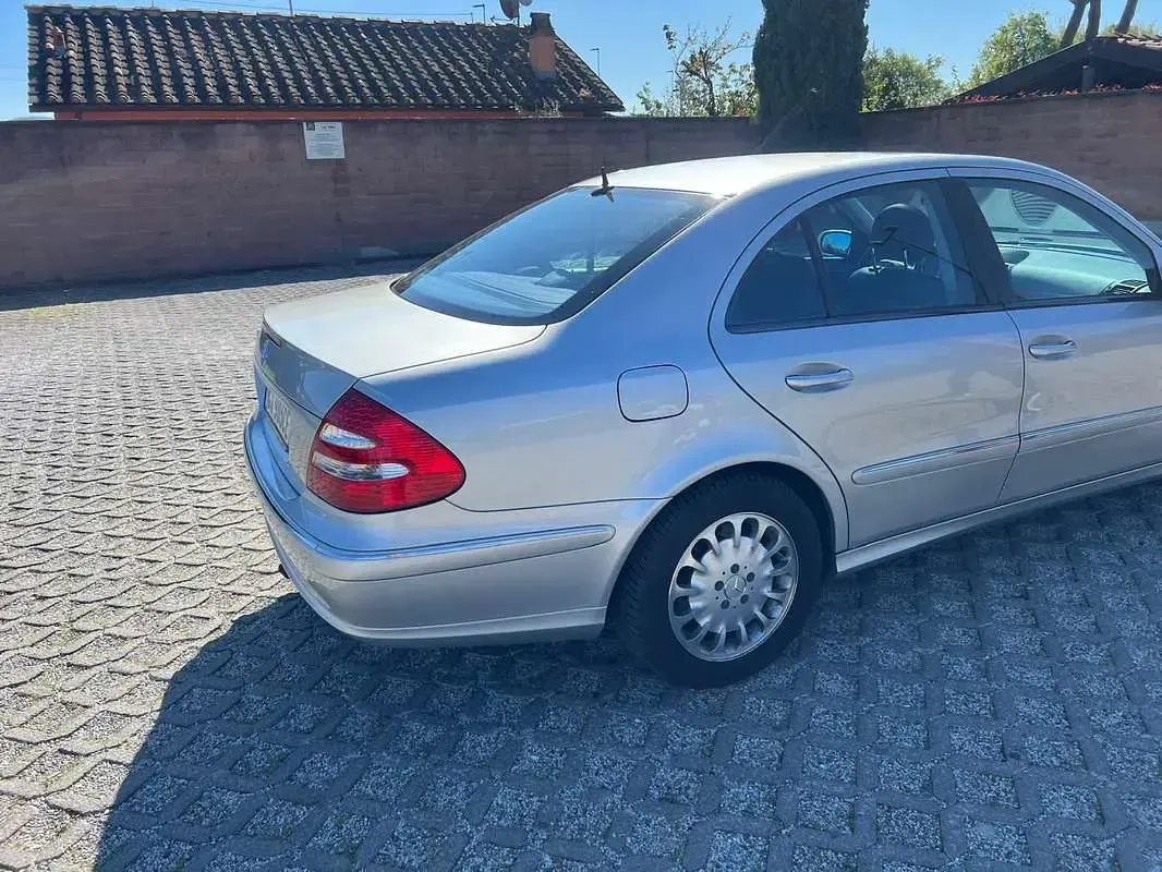 Usado Mercedes E240 Avantgarde 177 CV (130 kW) 2002 Plateado Berlina