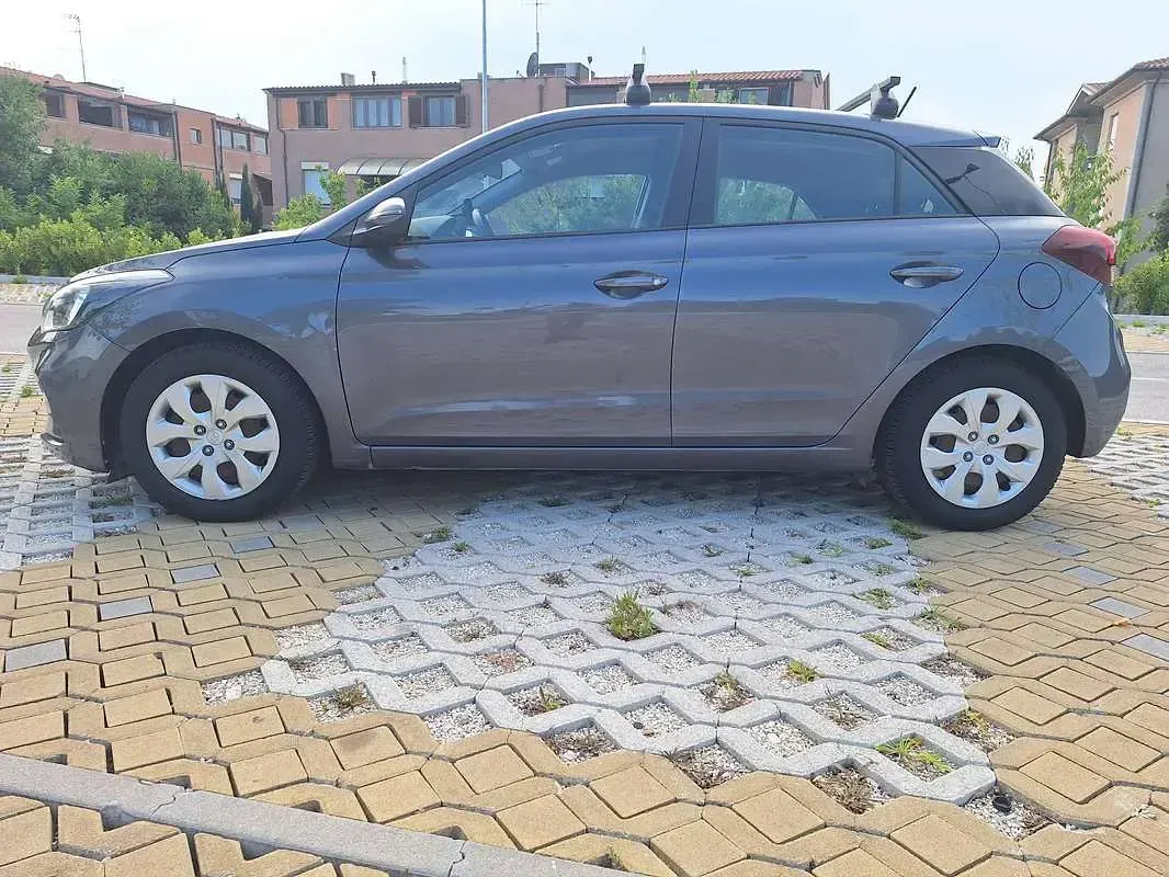 Usata Hyundai i20 73 CV (53 kW) 2020 Grigio Utilitaria