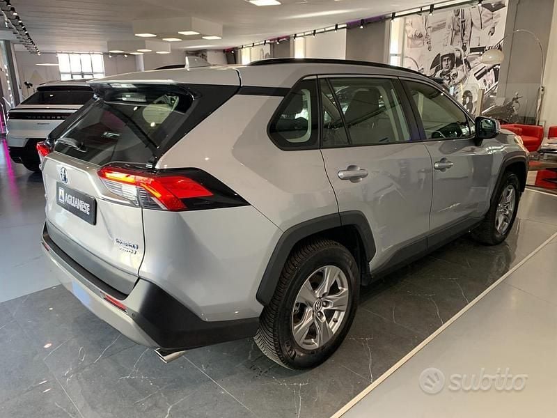 Usata Toyota RAV4 Hybrid Lounge 222 CV (163 kW) 2022 Grigio SUV