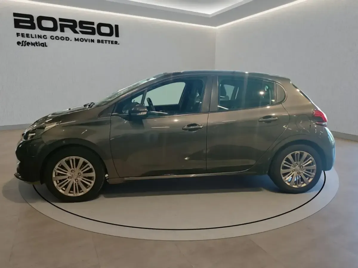 Usado Peugeot 208 Allure 82 CV (60 kW) 2018 Gris Utilitario