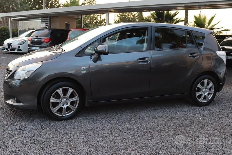 Usata Toyota Verso Sol 126 CV (92 kW) 2012 Grigio Monovolume