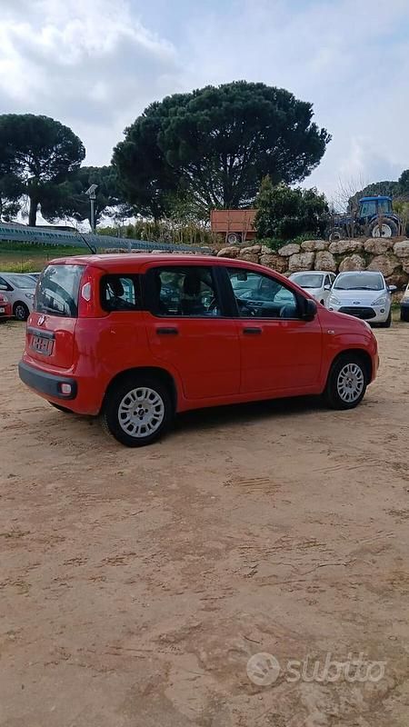 Usata Fiat Panda Lounge 69 CV (50 kW) 2019 Rosso Utilitaria
