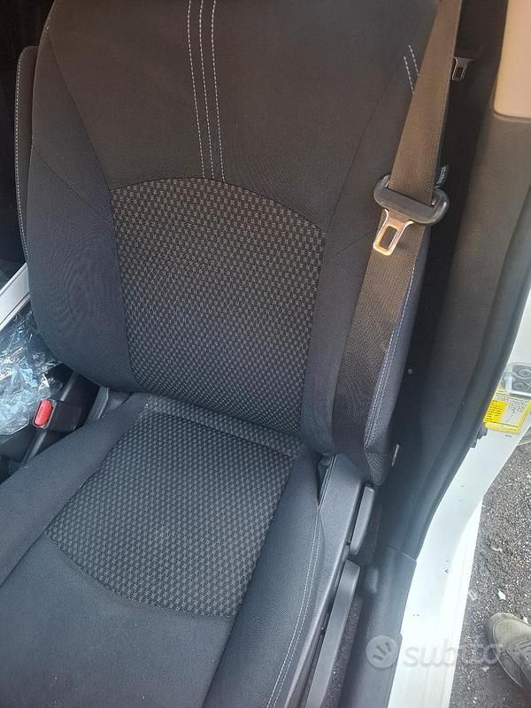 Bianco Usata 2017 Nissan Note Tre volumi | 5500 € (Buon prezzo) - Immagine 1/4