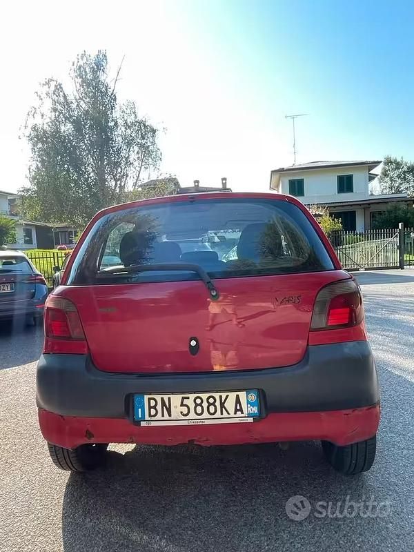 Usata Toyota Yaris 68 CV (50 kW) 2000 Rosso Berlina