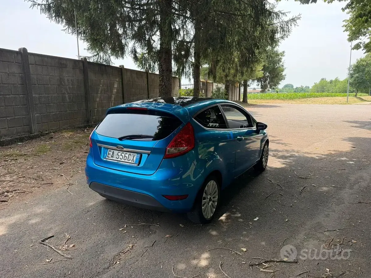 Usata Ford Fiesta Titanium 97 CV (71 kW) 2010 Blu Berlina
