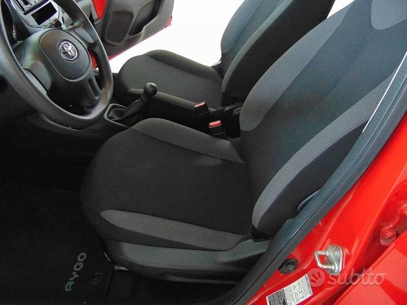 Usata Toyota Aygo Business Edition 72 CV (52 kW) 2021 Rosso Utilitaria