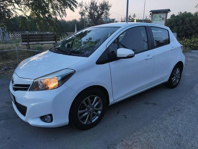 Bianco Usata 2014 Toyota Yaris Lounge Tre volumi | 7200 € (Buon prezzo) - Immagine 1/4