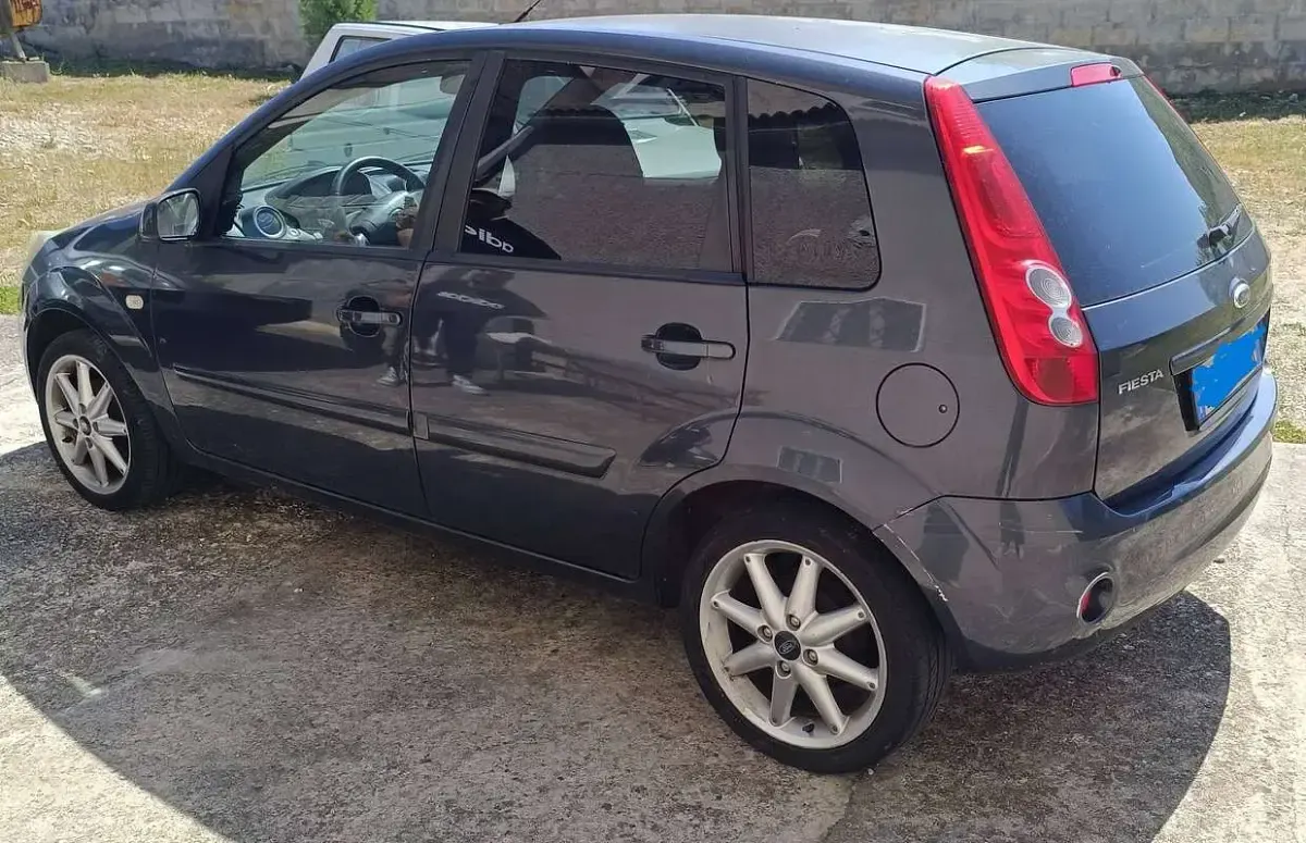 Usata Ford Fiesta Titanium 68 CV (50 kW) 2007 Grigio Utilitaria
