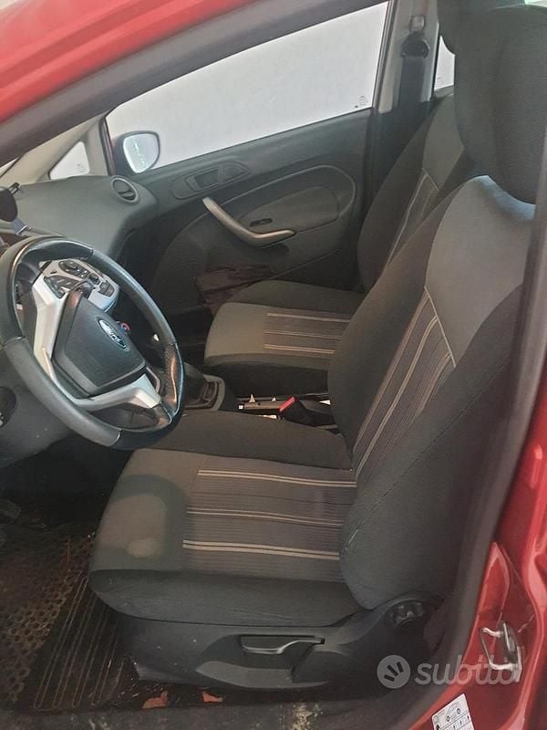 Second-hand Ford Fiesta 82 CP (60 kW) 2009 Roșu Hatchback