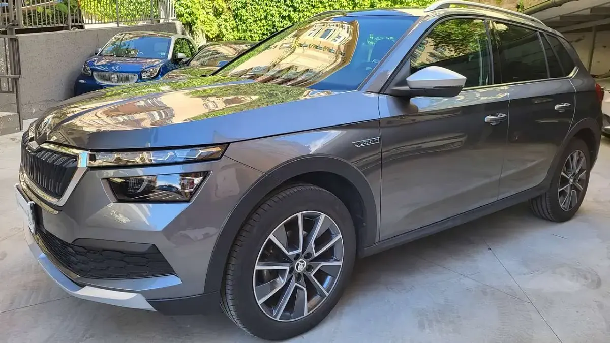 Usata Skoda Kamiq ScoutLine 110 CV (80 kW) 2023 Grigio graphite metal SUV
