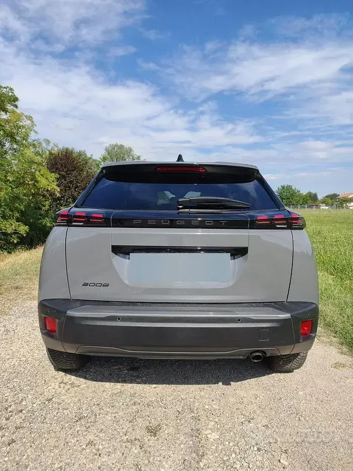 Usata Peugeot 2008 Allure 100 CV (73 kW) 2023 Grigio SUV