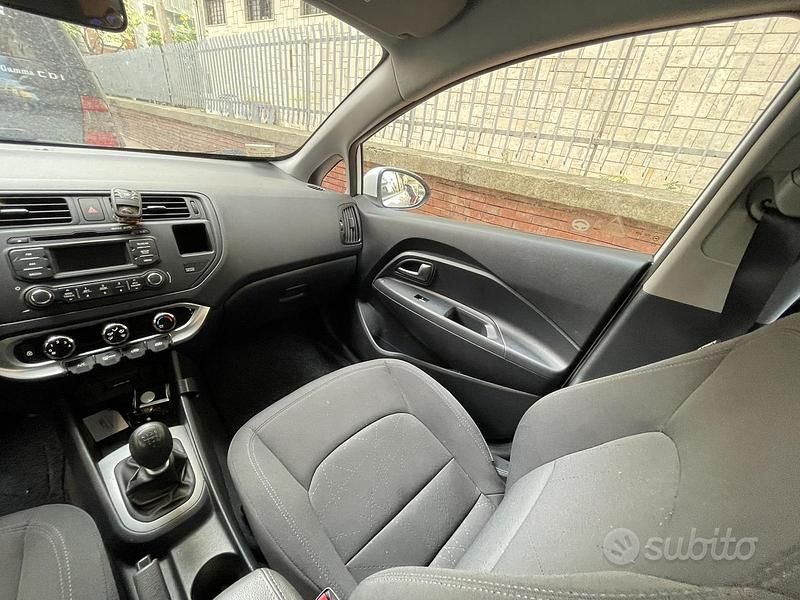 Usata Kia Rio 90 CV (66 kW) 2013 Bianco Berlina