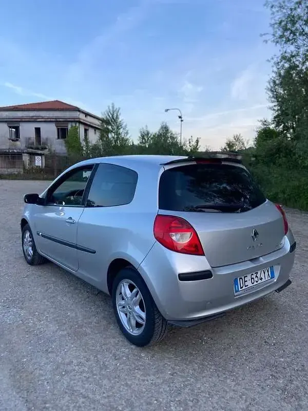 Usata Renault Clio II Dynamique 75 CV (55 kW) 2007 Berlina
