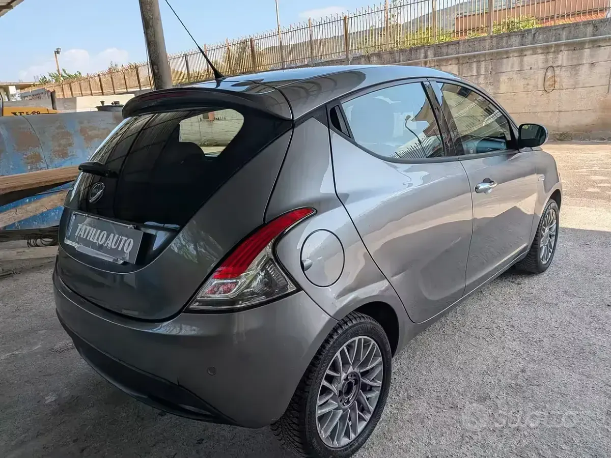 Usata Lancia Ypsilon 85 CV (62 kW) 2012 Grigio Utilitaria