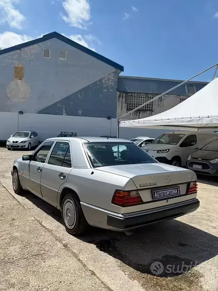 Käytetty Mercedes E200 136 HP (100 kW) 1994 Harmaa Sedan