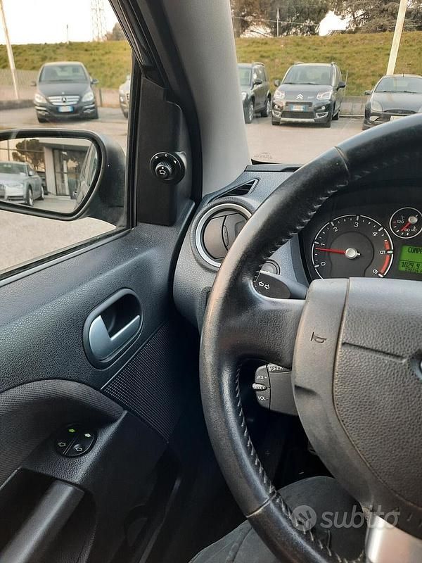 Usata Ford Fiesta Ghia 67 CV (49 kW) 2007 Nero Utilitaria
