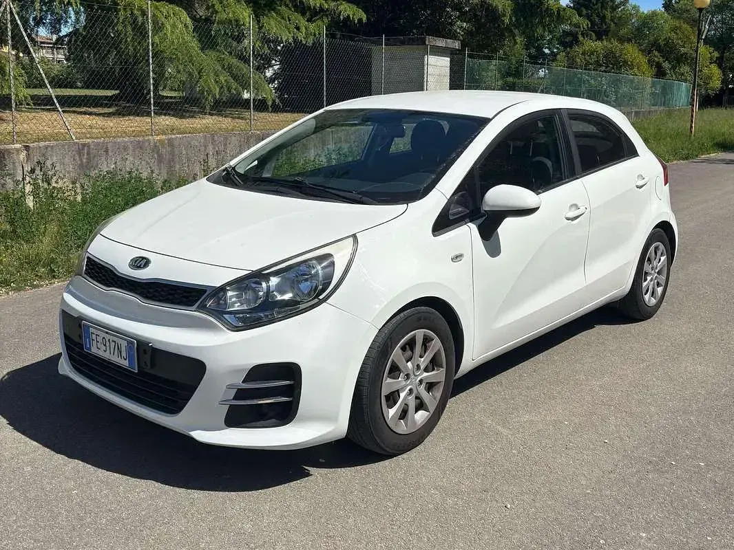 Usado Kia Rio Active 86 CV (63 kW) 2016 Blanco Utilitario
