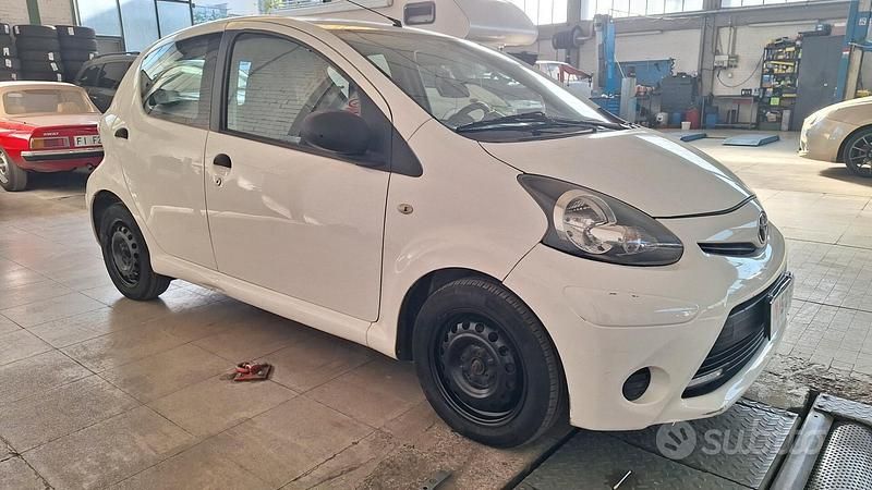 Usata Toyota Aygo Active 68 CV (50 kW) 2013 Bianco Utilitaria