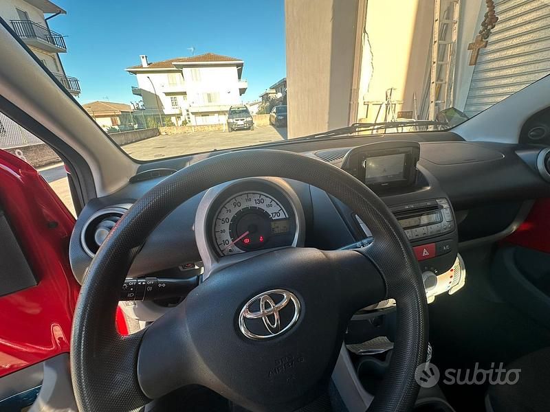 Usata Toyota Aygo 68 CV (50 kW) 2011 Rosso Utilitaria
