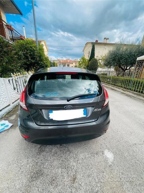 Usata Ford Fiesta 75 CV (55 kW) 2016 Grigio Utilitaria