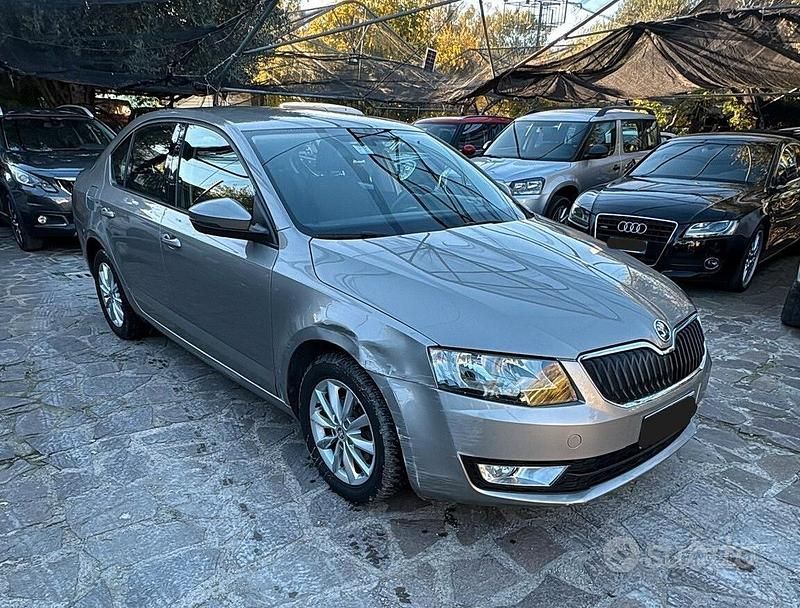 Usata Skoda Octavia Elegance 105 CV (77 kW) 2015 Grigio Berlina