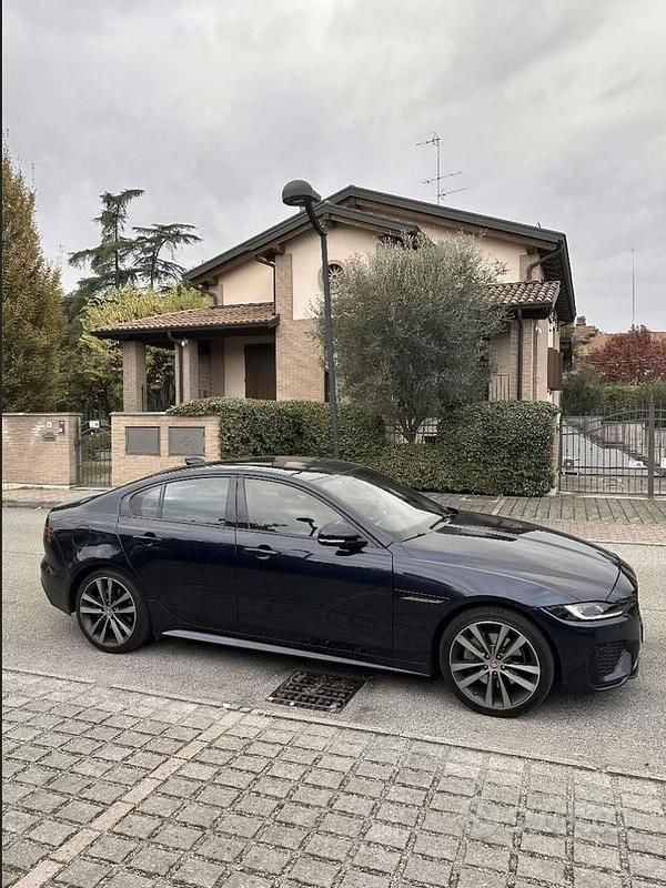 Usata Jaguar XE R-Dynamic 180 CV (132 kW) 2019 Blu Berlina