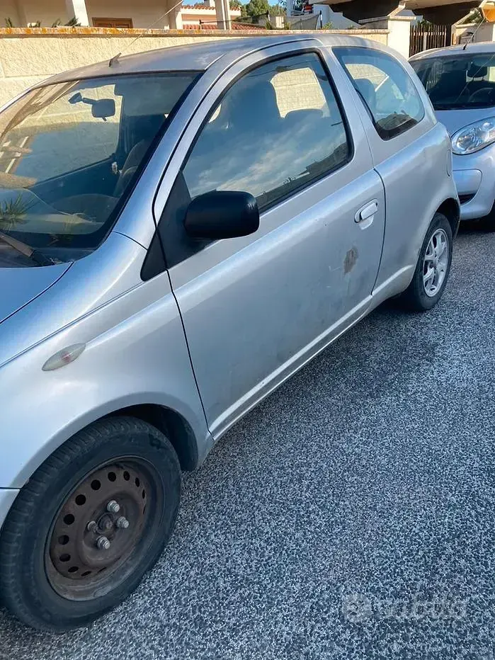 Usata Toyota Yaris 68 CV (50 kW) 1999 Grigio Utilitaria