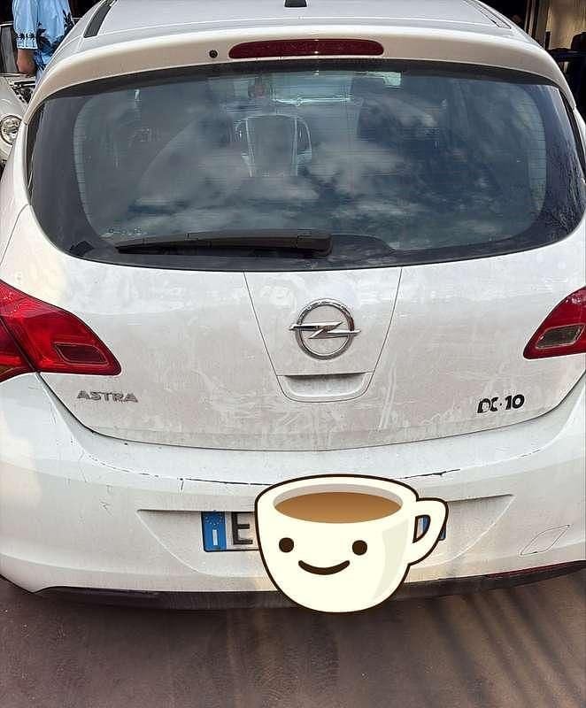 Käytetty Opel Astra 101 HP (74 kW) 2010 Sedan