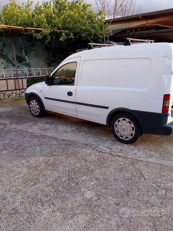 Usata Opel Combo 97 CV (71 kW) 2008 Monovolume