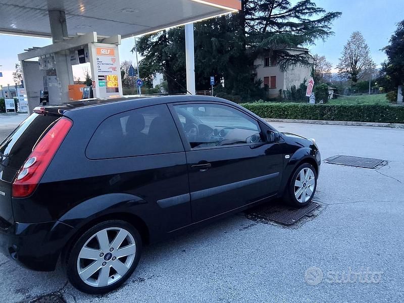 Usata Ford Fiesta 49 CV (36 kW) 2006 Nero Utilitaria
