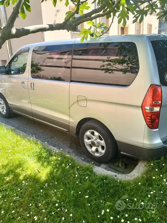 Käytetty Hyundai H-1 Active 170 HP (125 kW) 2010 Harmaa Tila-auto