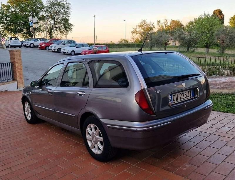 Usata Lancia Lybra 116 CV (85 kW) 2005 Grigio scuro metallizzato Station wagon