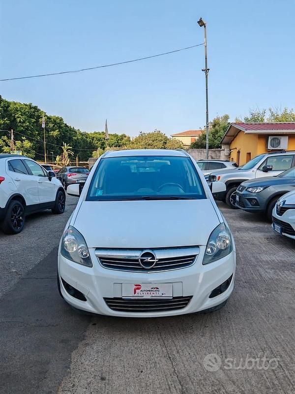 Usata Opel Zafira Business 110 CV (80 kW) 2012 Bianco Monovolume
