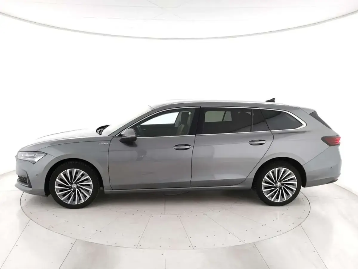 Usata Skoda Superb LAURIN & KLEMENT 150 CV (110 kW) 2024 Grigio metall. Station wagon