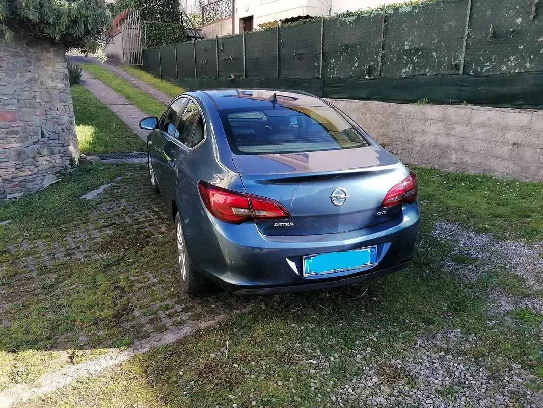 Usata Opel Astra Cosmo 110 CV (80 kW) 2015 Blu/azzurro Berlina