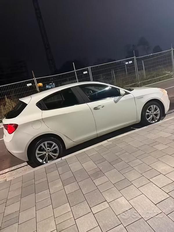 Usata Alfa Romeo Giulietta Distinctive 105 CV (77 kW) 2012 Utilitaria