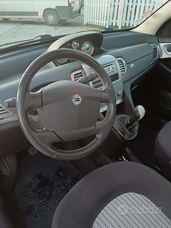 Usata Lancia Ypsilon 75 CV (55 kW) 2007 Marrone Utilitaria