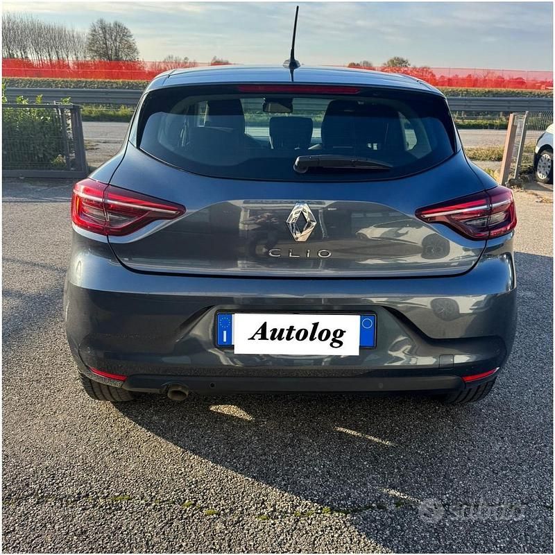 Begagnad Renault Clio V Business 91 HK (66 kW) 2022 Grå Halvkombi