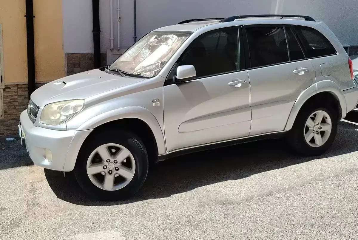 Usata Toyota RAV4 150 CV (110 kW) 2005 Grigio SUV