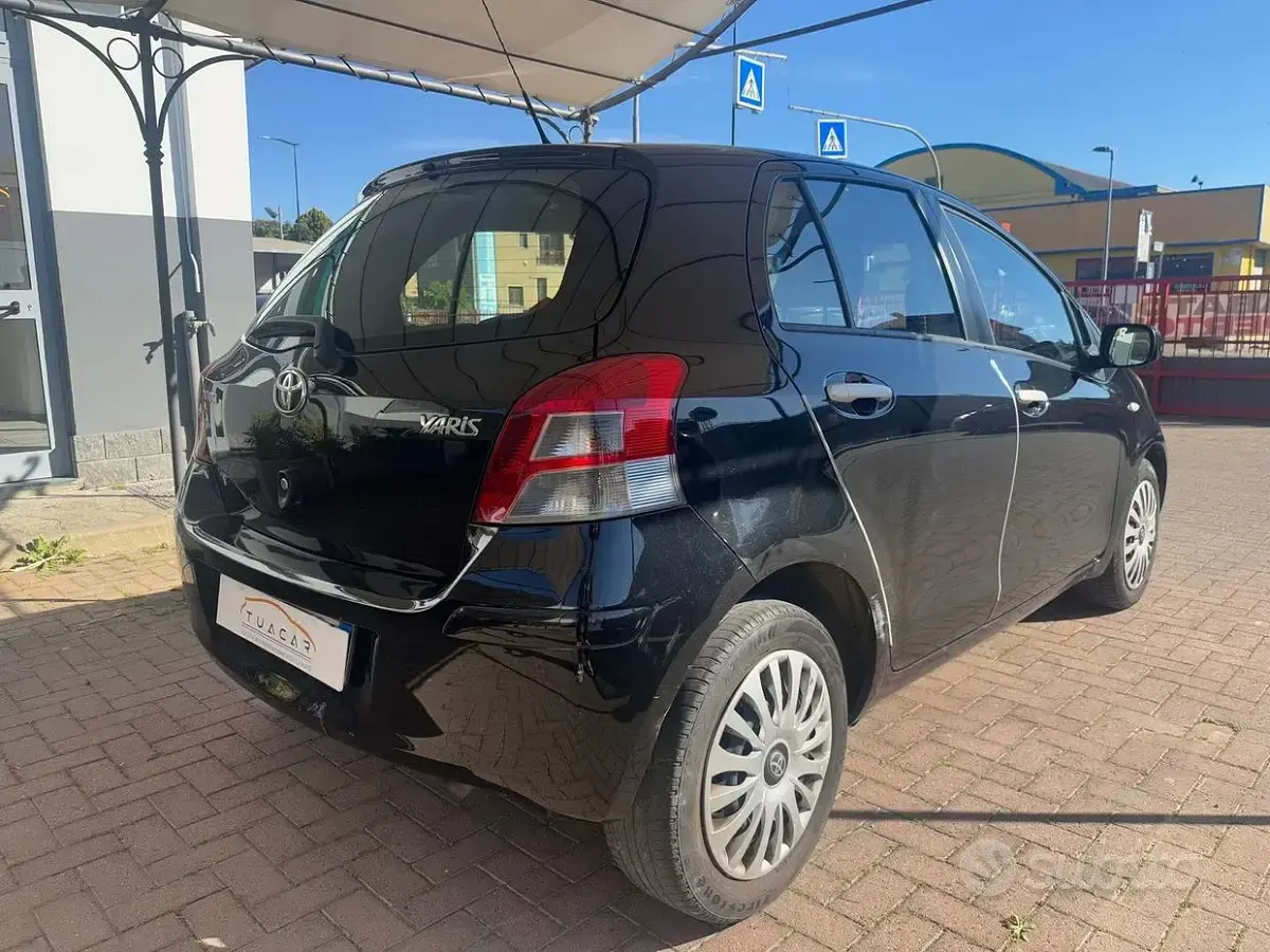 Usata Toyota Yaris Sol 90 CV (66 kW) 2010 Nero Utilitaria